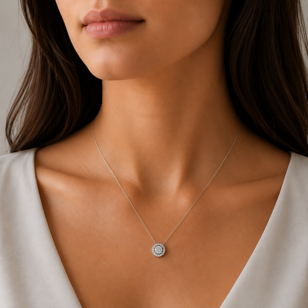 Halo Round Pendant Necklace | Velmé